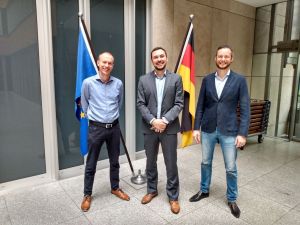 Foto: © GD Holz, Von links nach rechts: Franz-Xaver Kraft (GD Holz EUTR-Consulting), Ihor Kramarenko, Nils Olaf Petersen (Fachbereich Außenhandel)